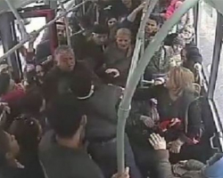 В Баку в автобусе парень подрался с женщиной – ВИДЕО  